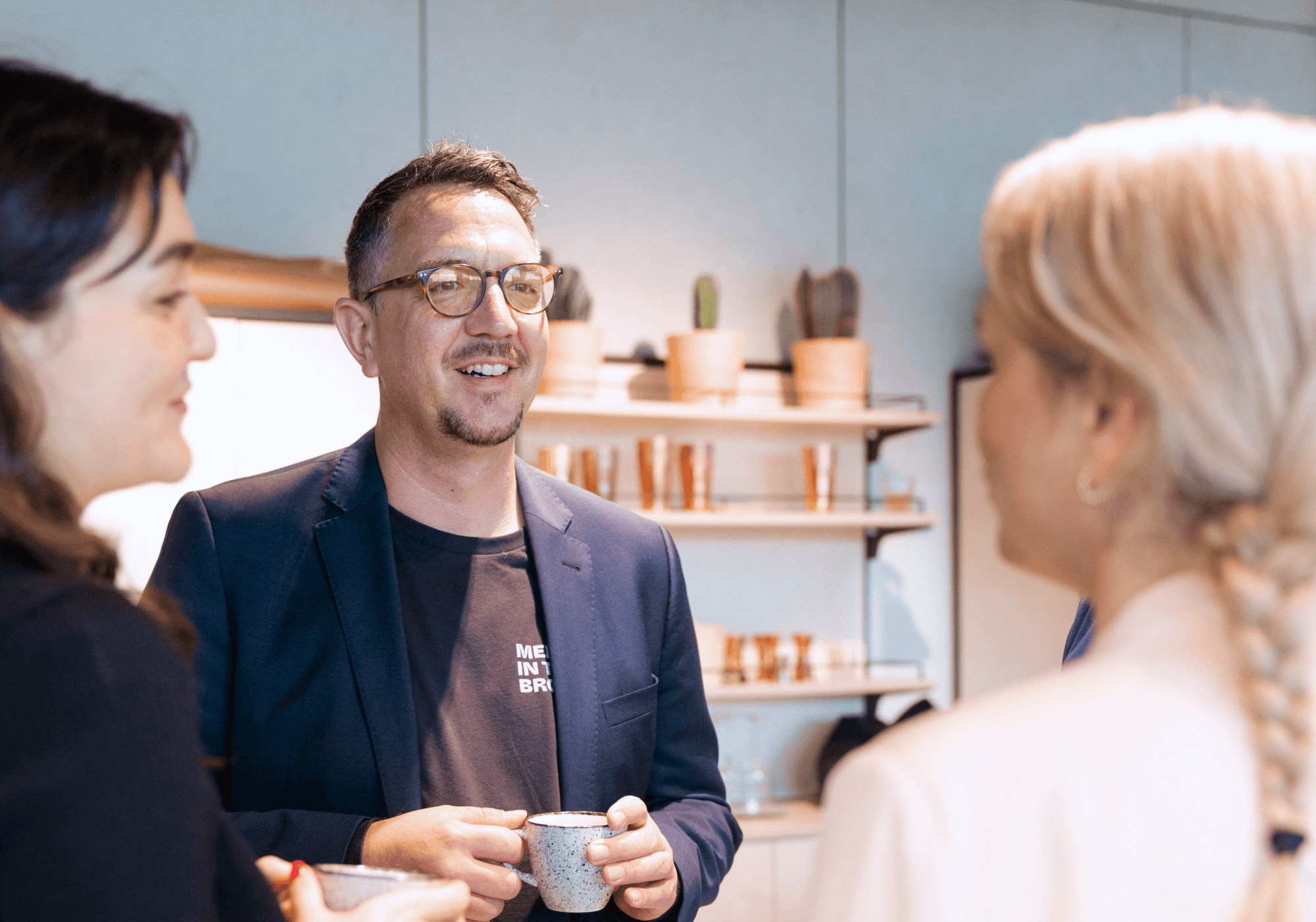 personen im workshop zu künstlicher intelligenz