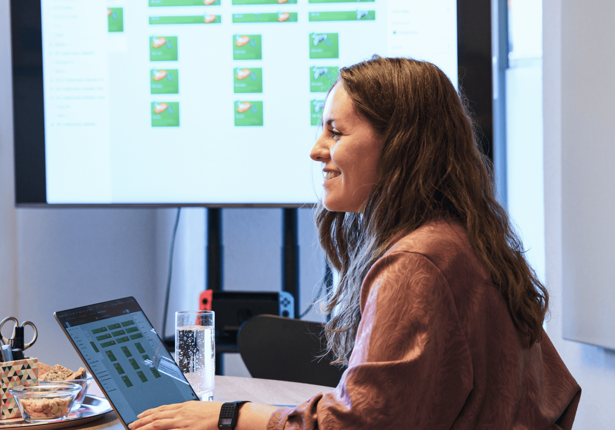 UX Designerin präsentiert ihre Arbeit
