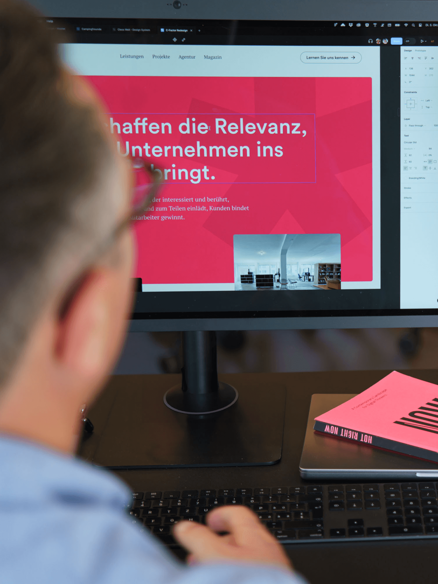 screendesigner arbeitet an website