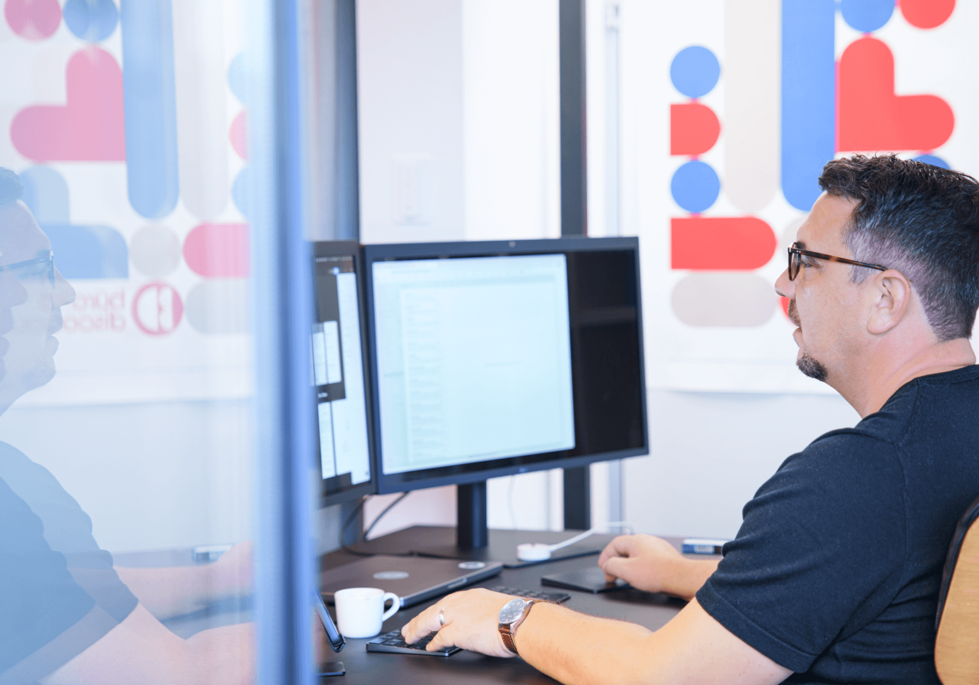 UX Designer arbeitet am 5k Screen